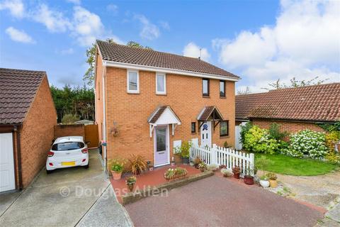 2 bedroom semi-detached house for sale, Nayland Close, Wickford SS12