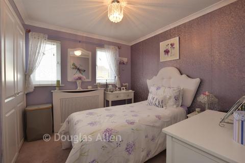 2 bedroom semi-detached house for sale, Nayland Close, Wickford SS12