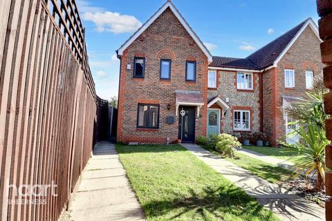 3 bedroom end of terrace house for sale, Penny Cress Road, Minster