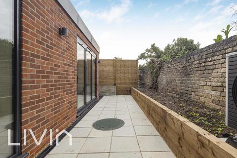 undefined, Wallington SM6