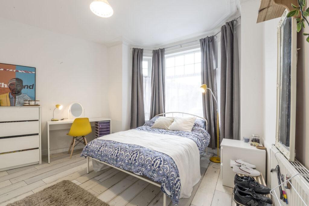 Bright, neatly presented bedroom with a comfy d...