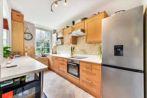 2 bedroom flat for sale, Archer House, Vicarage Crescent, London, SW11