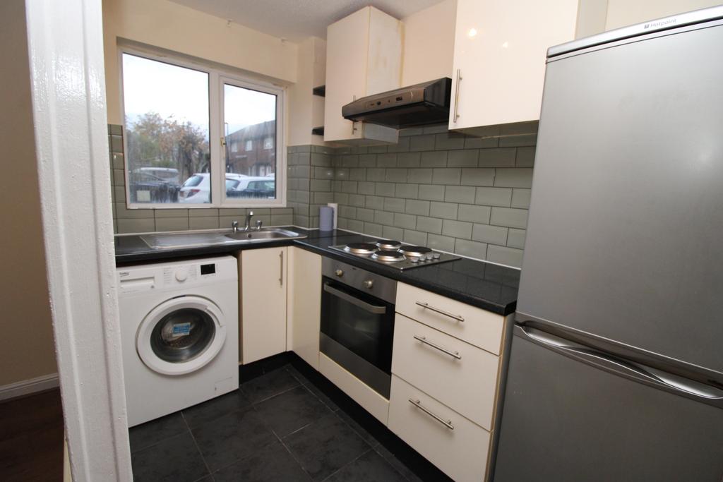 1 Bed Newly Decorated House