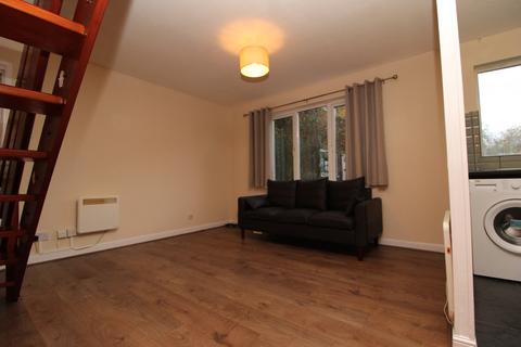 1 bedroom semi-detached house to rent, Greenford, Middlesex, UB6