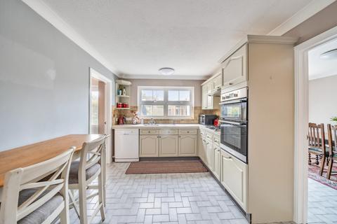 undefined, New Haw, Surrey, KT15