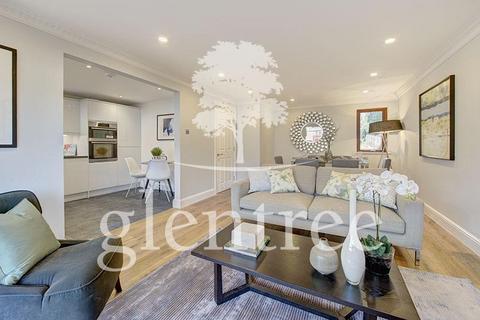 3 bedroom apartment to rent, BEECHCROFT AVENUE, GOLDERS GREEN, NW11