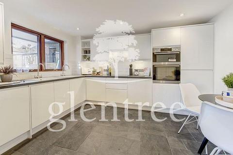 3 bedroom apartment to rent, BEECHCROFT AVENUE, GOLDERS GREEN, NW11