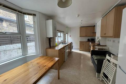 5 bedroom house to rent, Acquire Estate Agents Amazing Mossford Street House