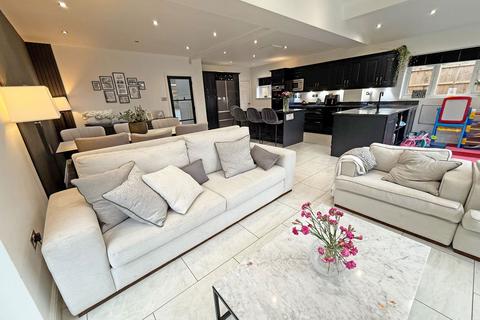 4 bedroom detached house for sale, Hitherside, Dickens Heath, Solihull, B90 1RT