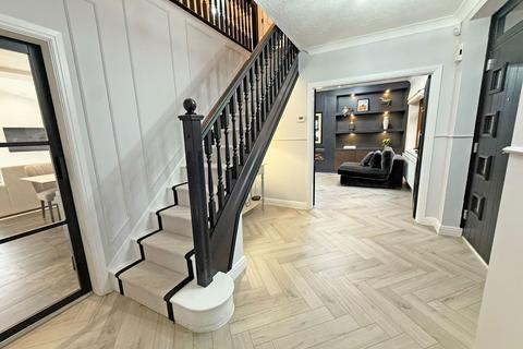 4 bedroom detached house for sale, Hitherside, Dickens Heath, Solihull, B90 1RT