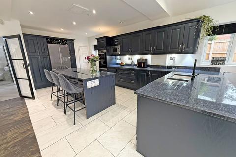 4 bedroom detached house for sale, Hitherside, Dickens Heath, Solihull, B90 1RT