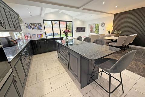 4 bedroom detached house for sale, Hitherside, Dickens Heath, Solihull, B90 1RT