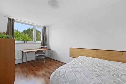 4 bedroom flat to rent, Jacobson Court, Surrey Lane, Battersea, London, SW11 3PP