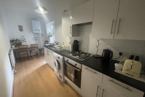 1 bedroom in a house share to rent, 15 Napier Terrace - Basement