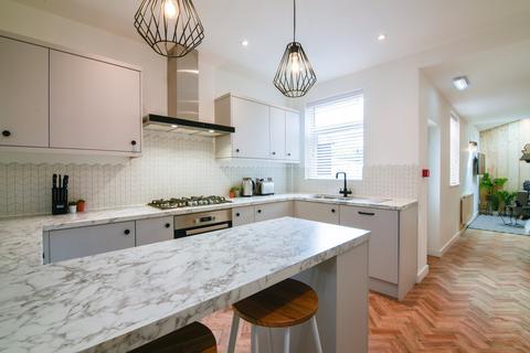 6 bedroom end of terrace house to rent, Cycle Road, Nottingham NG7