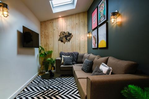 6 bedroom end of terrace house to rent, Cycle Road, Nottingham NG7