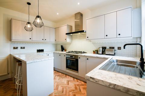 6 bedroom end of terrace house to rent, Cycle Road, Nottingham NG7