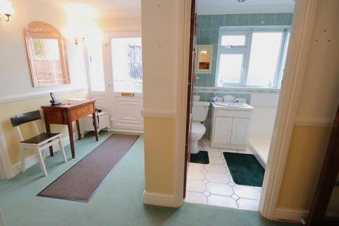 8 Abbey Close, Hullbridge, Hockley, SS5 6DL