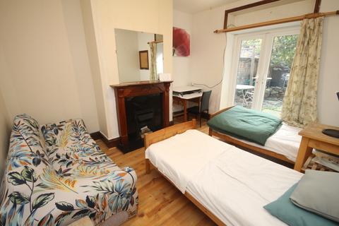 3 bedroom terraced house to rent, Abbeydale Road, Nether Edge, Sheffield, S7