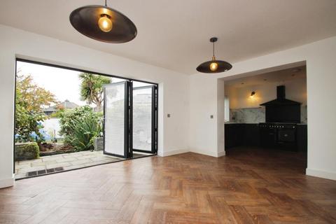 4 bedroom semi-detached house to rent, Headley Park Avenue, Bristol BS13