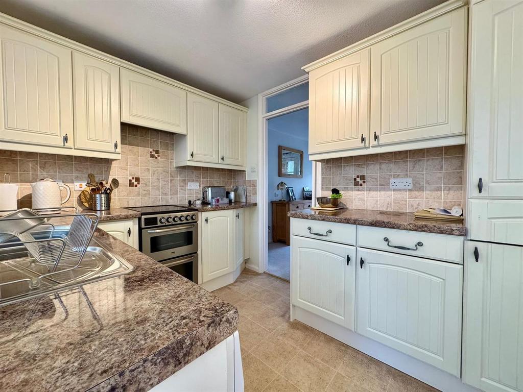 Kitchen (2).jpg