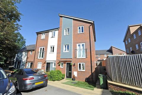 5 bedroom end of terrace house to rent, Brook Street East, Wellingborough