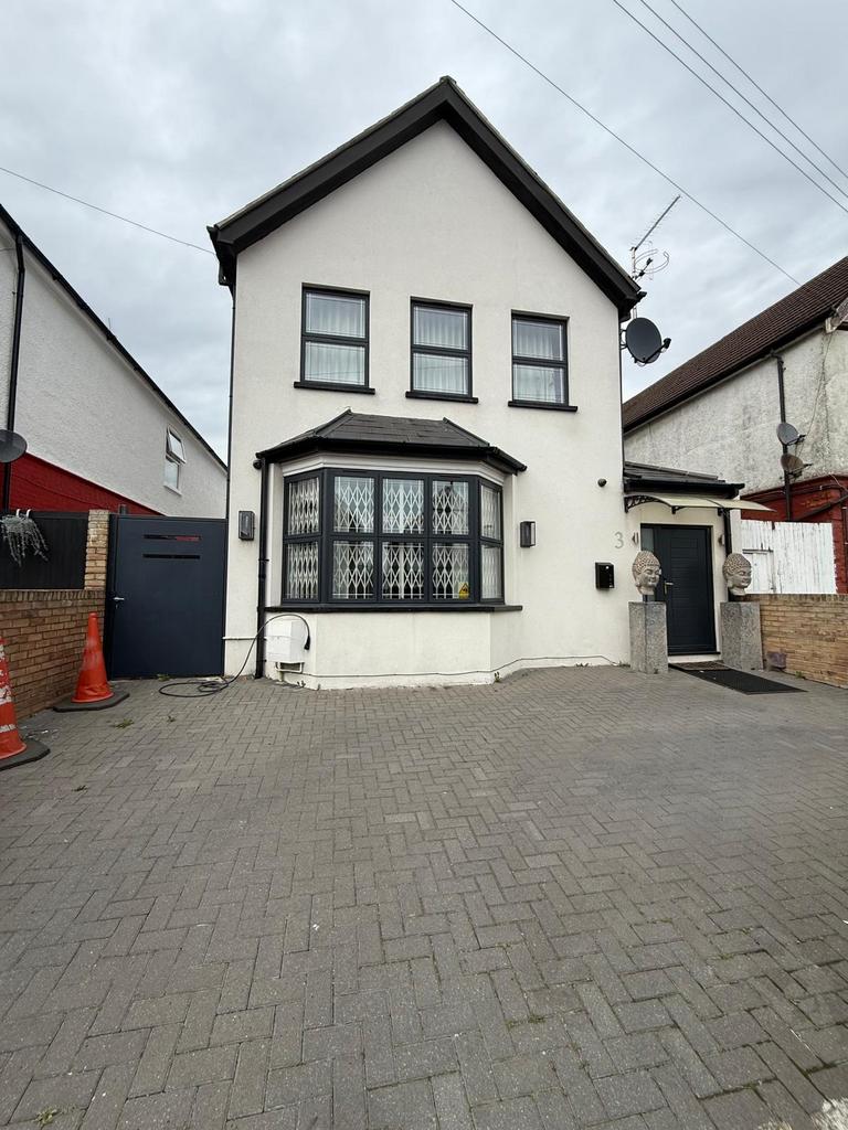 Stunning 5-Bedroom Detached House in Berkhamsted