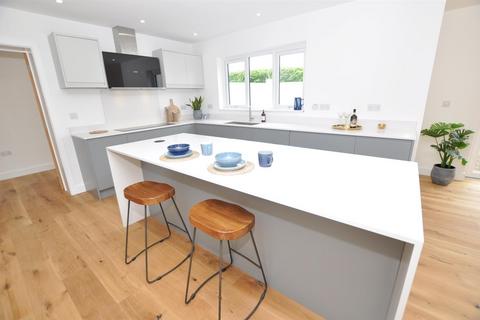 undefined, Llys Llewelyn, Peniel, Carmarthen