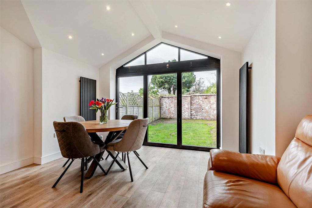Dining/Lounge Area