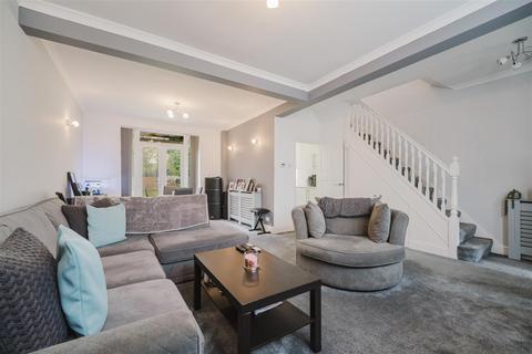 undefined, The Vale, Hounslow TW5