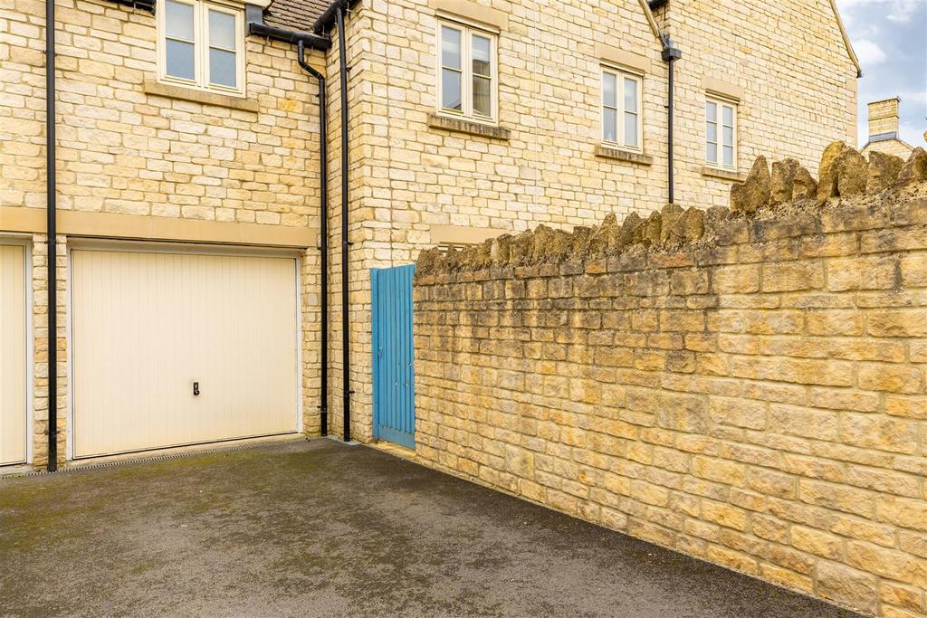 38 Moss Way (28).jpg