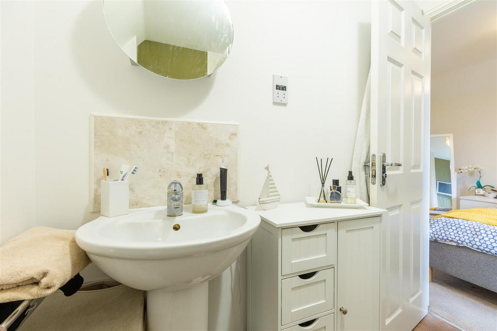 38 Moss Way (45).jpg