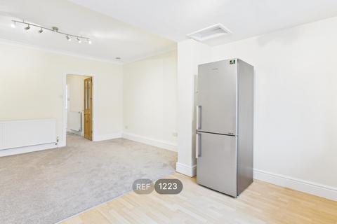 2 bedroom terraced house to rent, The Avenue, Crescent Street, Cottingham, HU16 5QT