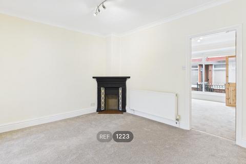 2 bedroom terraced house to rent, The Avenue, Crescent Street, Cottingham, HU16 5QT