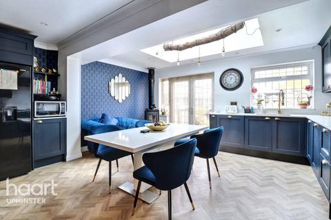 4 bedroom end of terrace house for sale, Upminster RM14