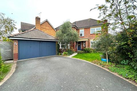 4 bedroom detached house for sale, Shannon Way, Evesham