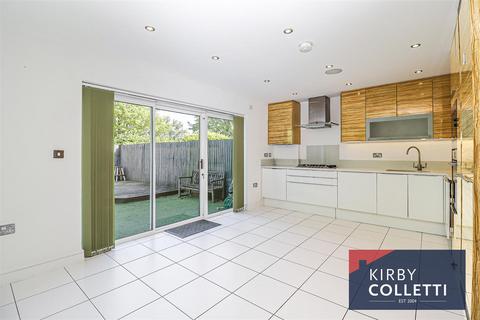 4 bedroom townhouse to rent, Kingfisher Close, Broxbourne