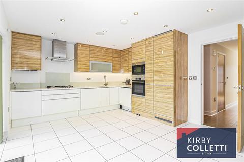 4 bedroom townhouse to rent, Kingfisher Close, Broxbourne