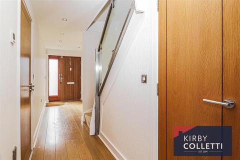 4 bedroom townhouse to rent, Kingfisher Close, Broxbourne