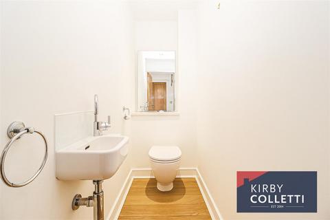 4 bedroom townhouse to rent, Kingfisher Close, Broxbourne