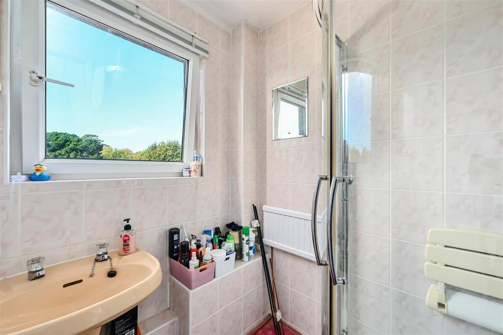 18 St Peter’s court tn40 (10).jpg