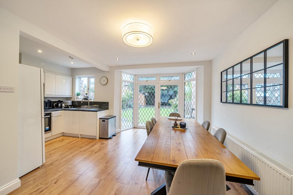 1360517-5-68e9345...