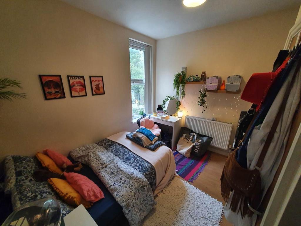 First floor rear bed