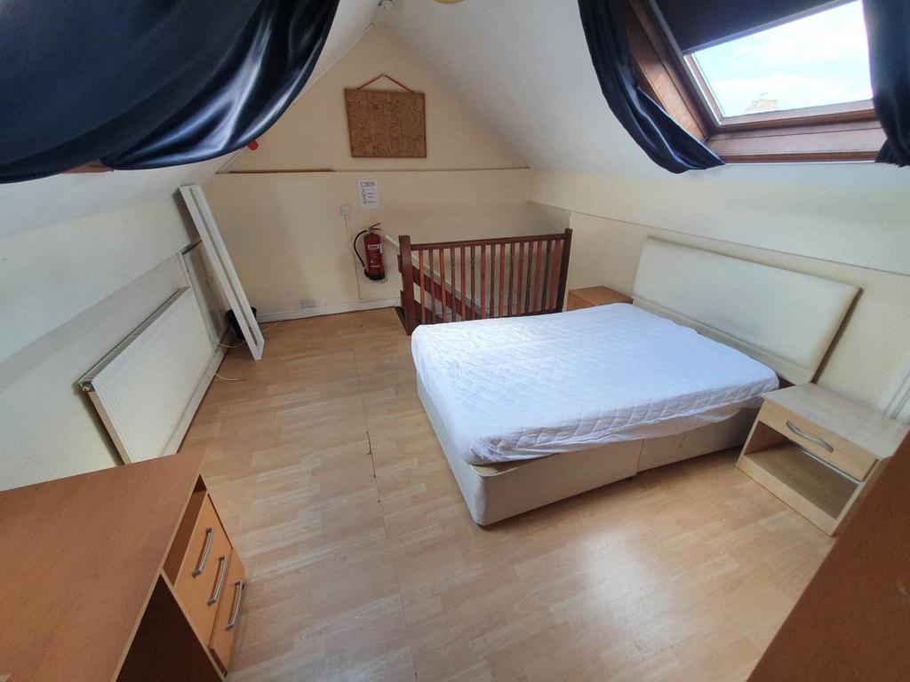 Attic Bedroom (3)
