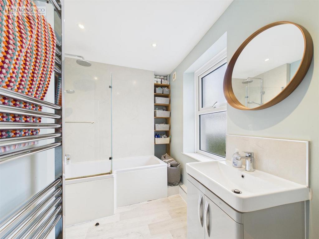 Bathroom (2).jpg