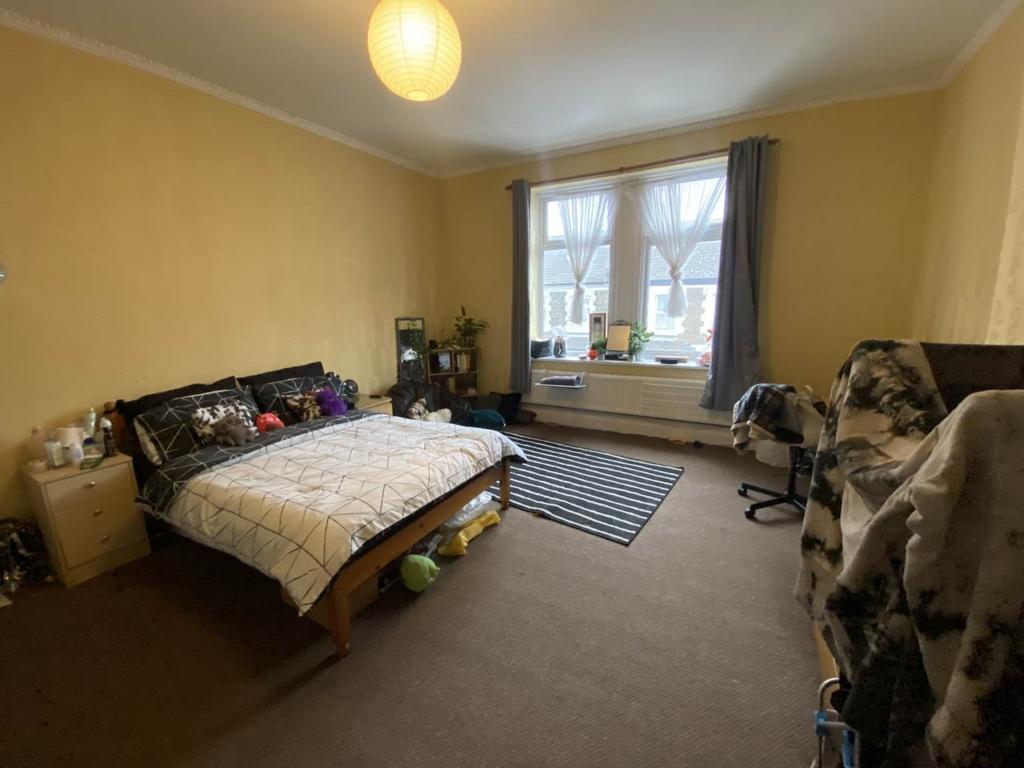 Bedroom 5 - Angle 2