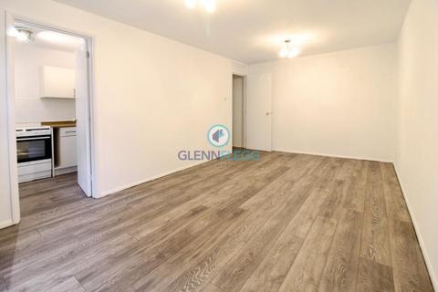 1 bedroom flat to rent, The Drive, Langley