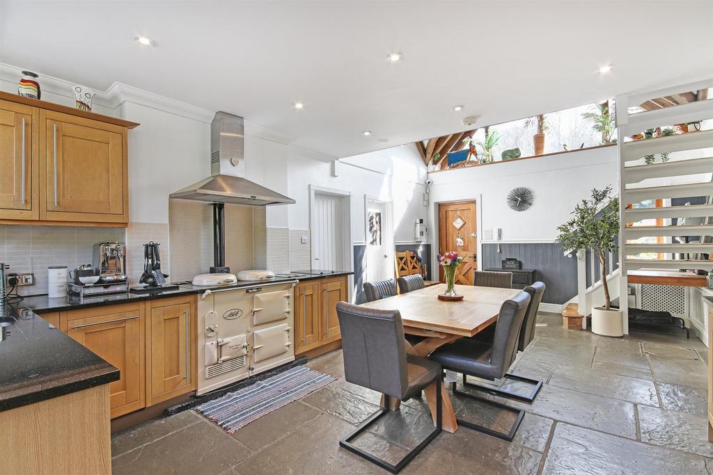 4 - Kitchen.jpg
