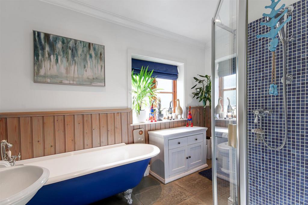 9 - Bathroom.jpg