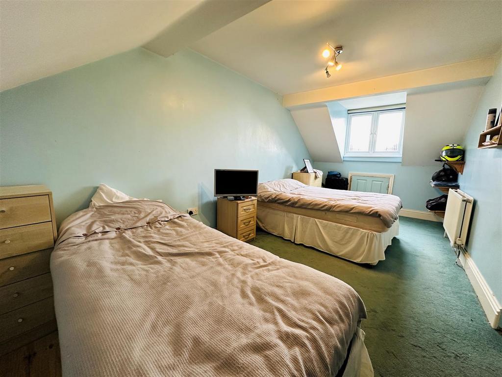 Bed 2.jpg